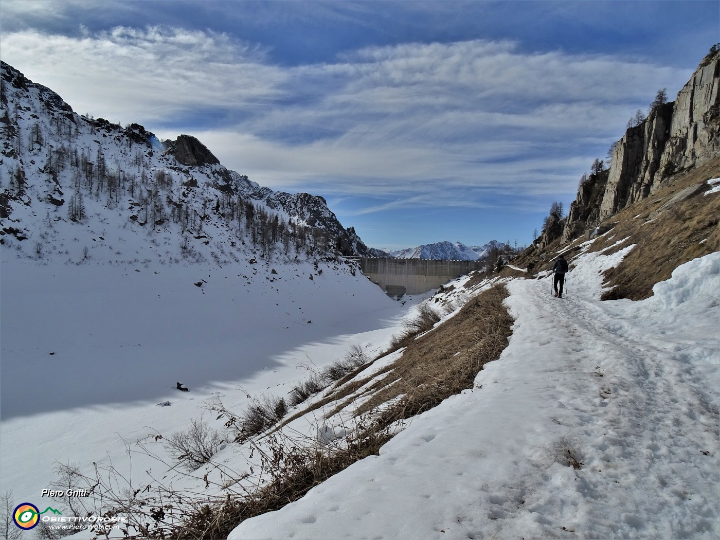 50 Bella vista sul Lago di Fregabolgia vuoto d'acqua e ricoperto di neve.JPG